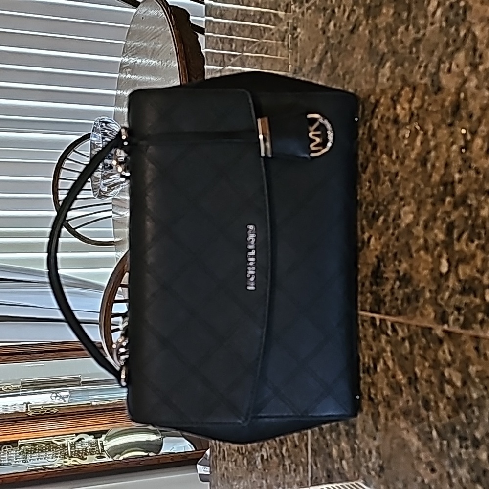 💜Michael Kors Medium Ava Cross stitch Top handle/shoulderbag💜 black